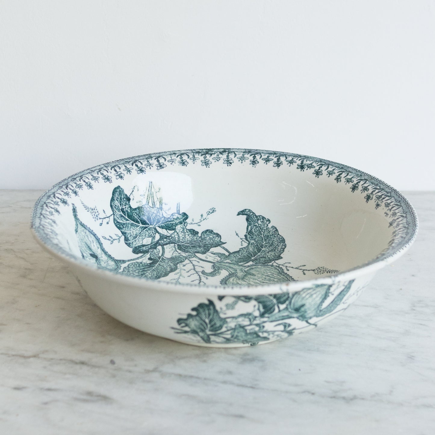 Bol antique en faïence avec fleurs de lys