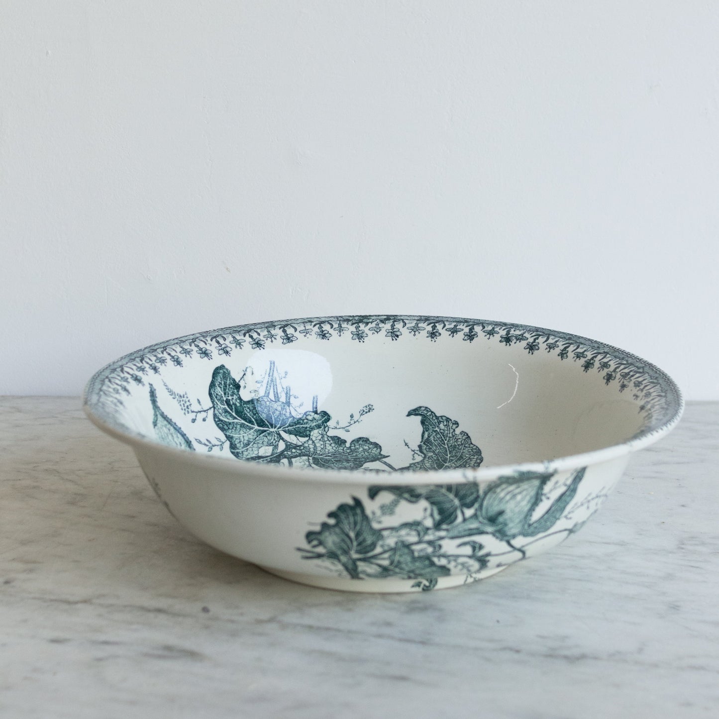 Bol antique en faïence avec fleurs de lys