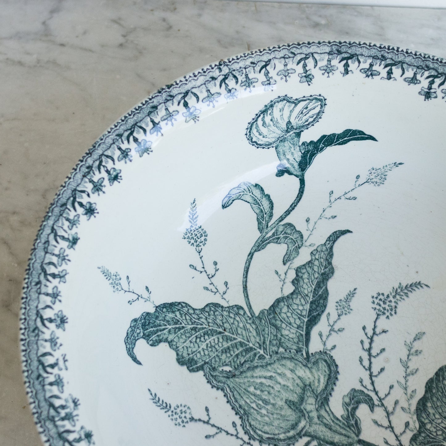 Bol antique en faïence avec fleurs de lys