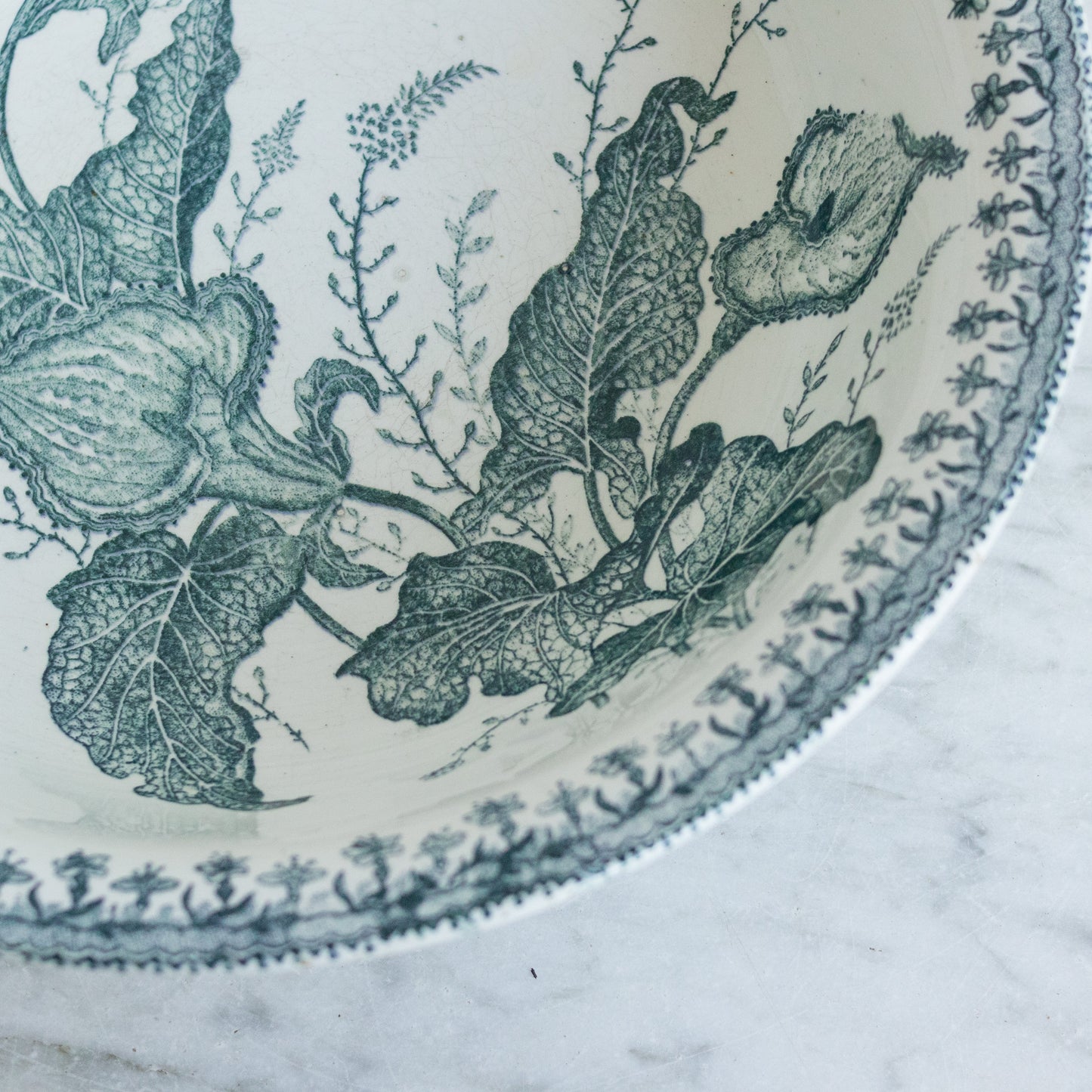 Bol antique en faïence avec fleurs de lys