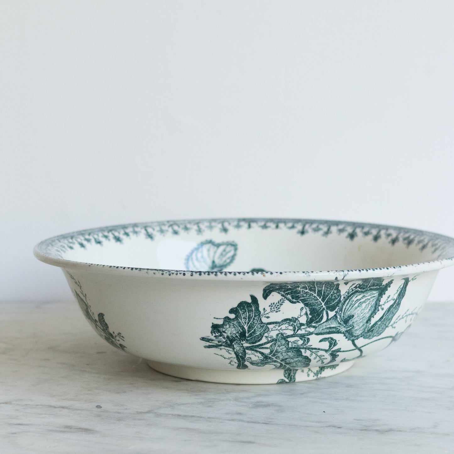 Bol antique en faïence avec fleurs de lys