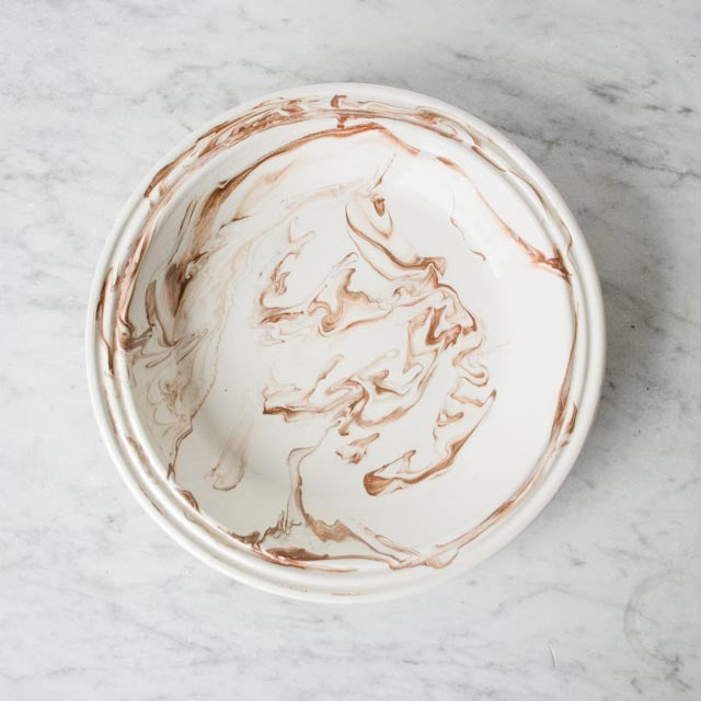 Plat marocain en terre cuite avec glaçure marbrée