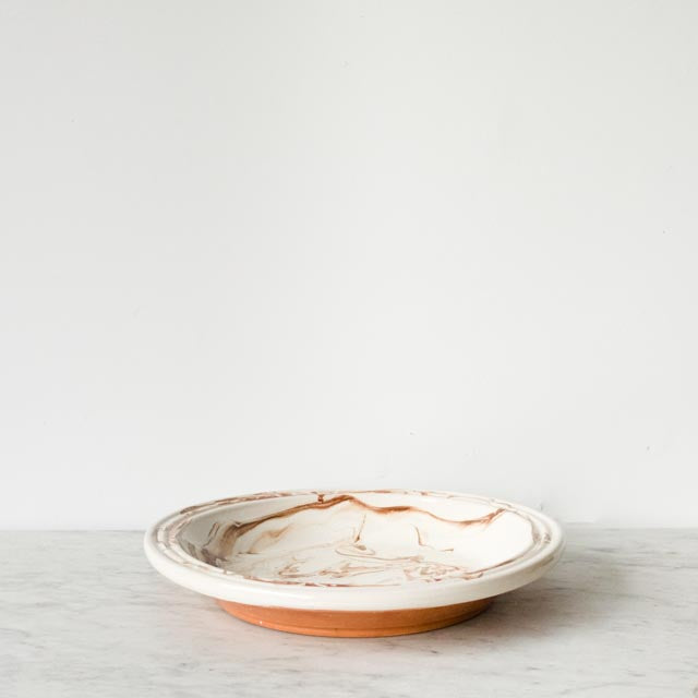 Plat marocain en terre cuite avec glaçure marbrée