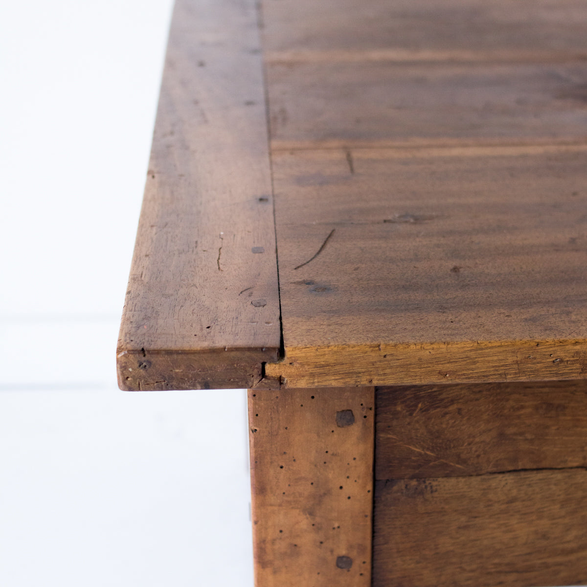 Table basse antique en noyer