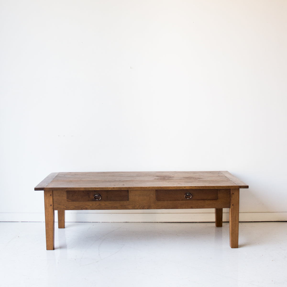 Table basse antique en noyer