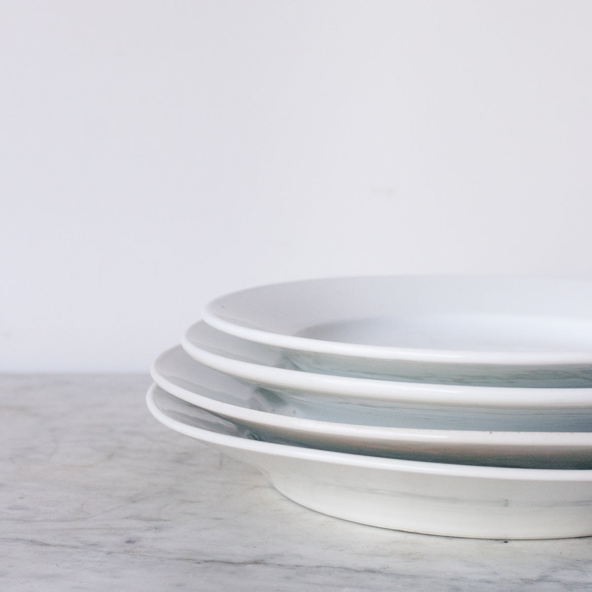 Paire de plats en porcelaine