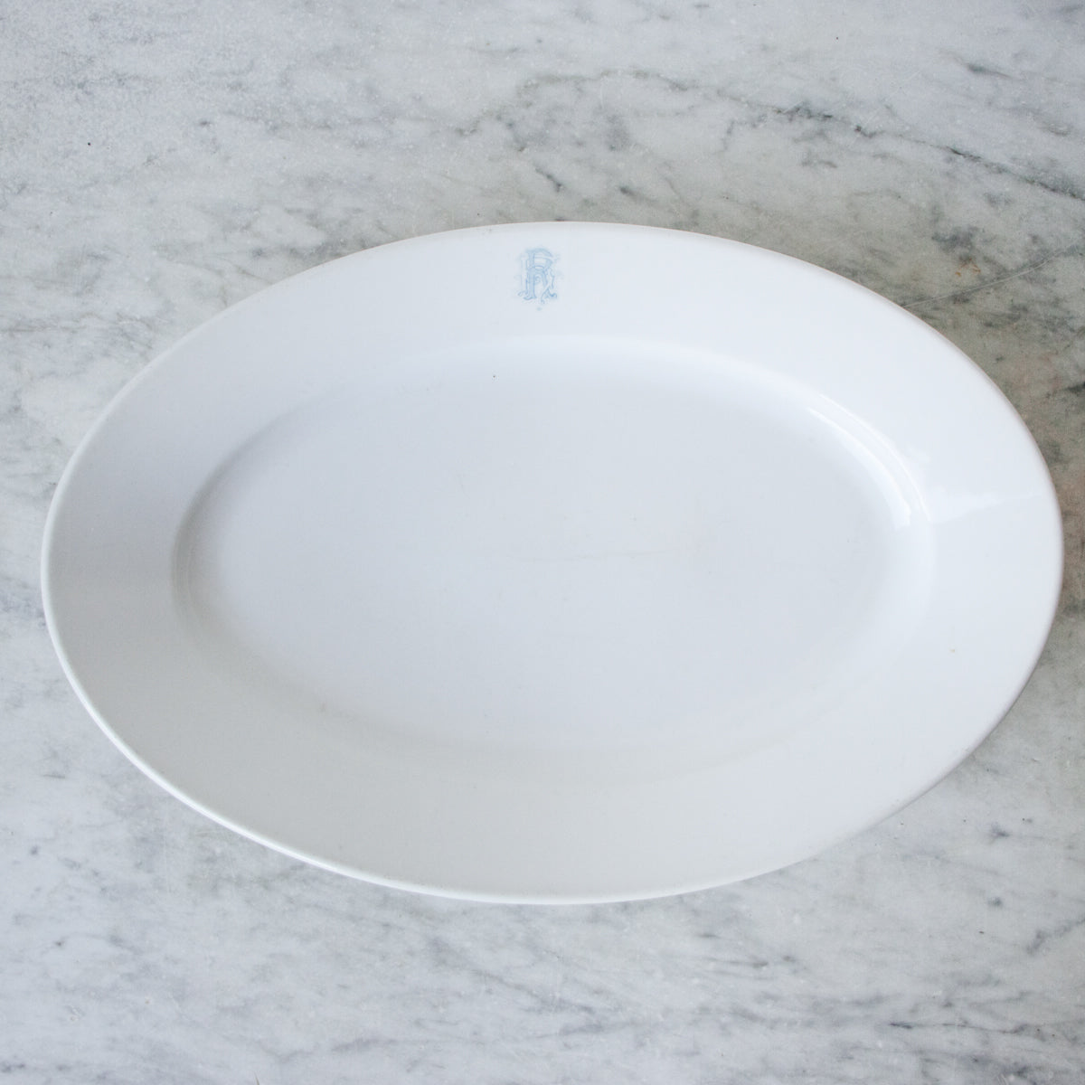 Plat en porcelaine monogrammé