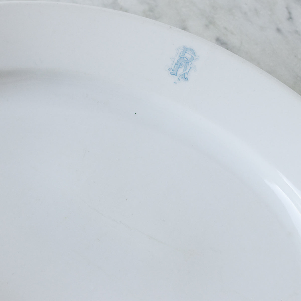 Plat en porcelaine monogrammé