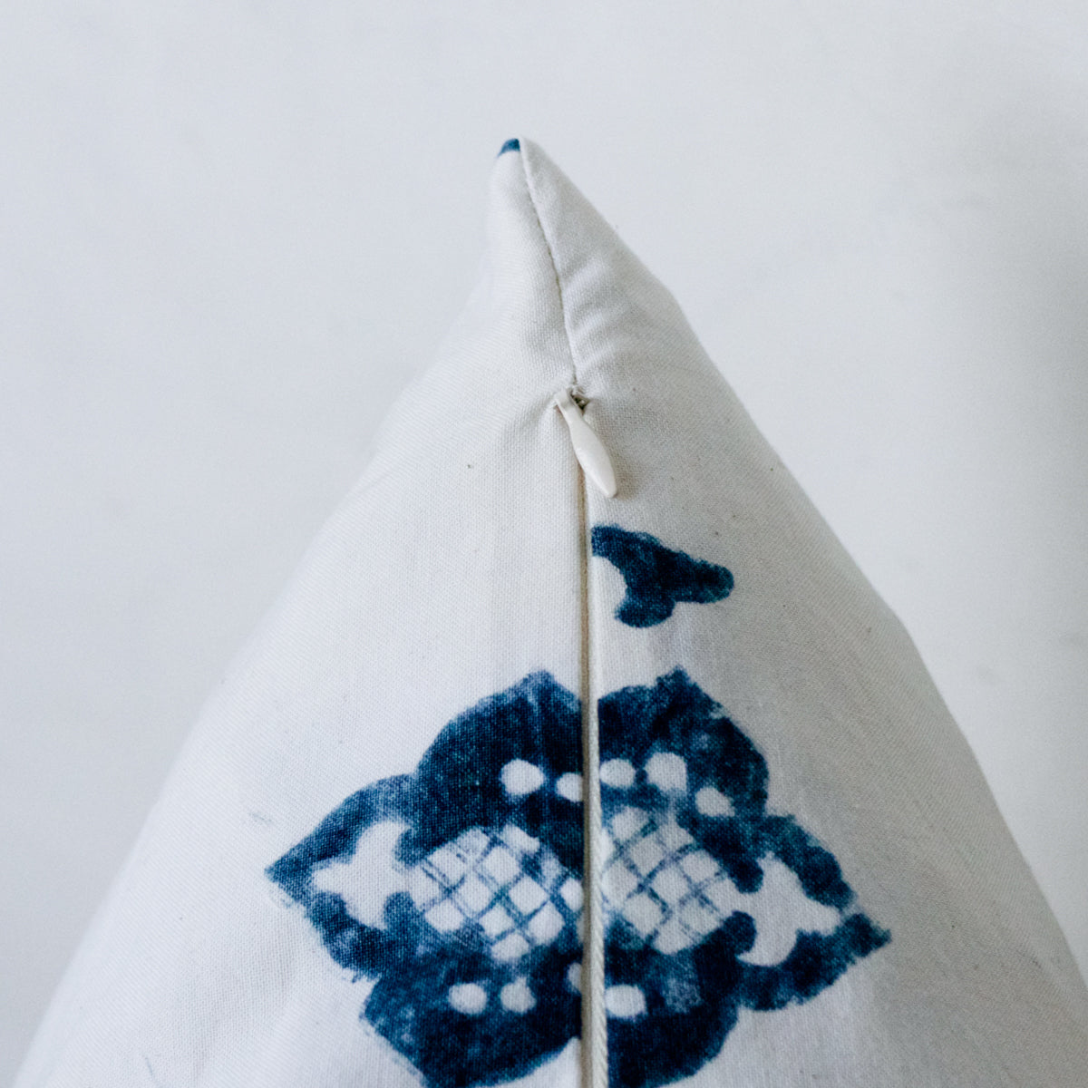 Housse de coussin à imprimé bloc | Sophie Indigo