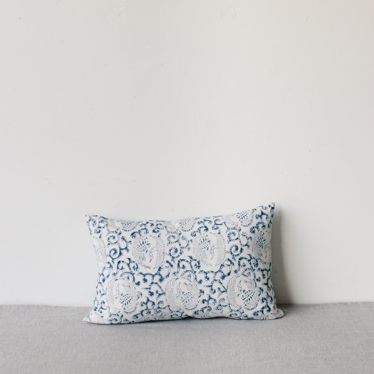 Housse de coussin imprimée en édition limitée | Grues Indigo