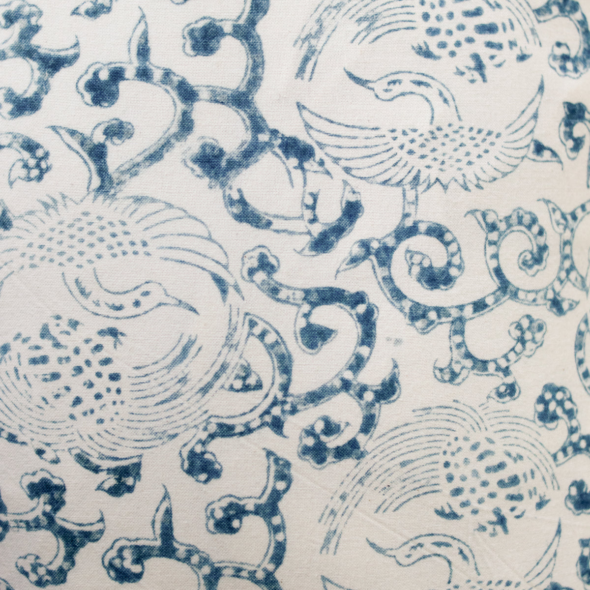 Housse de coussin imprimée en édition limitée | Grues Indigo