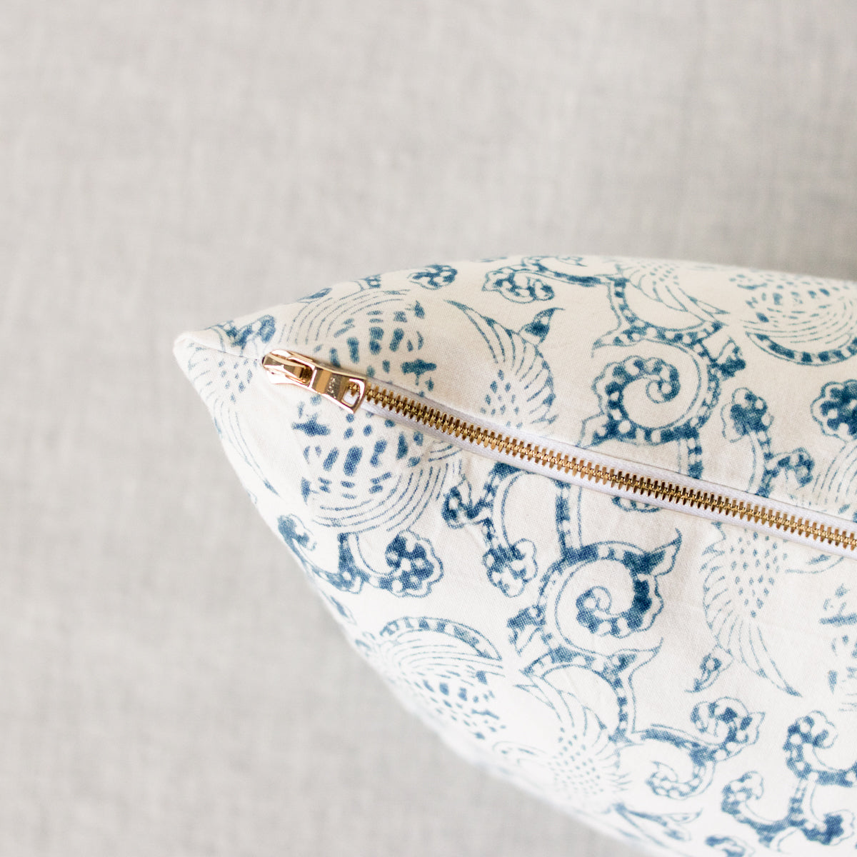 Housse de coussin imprimée en édition limitée | Grues Indigo