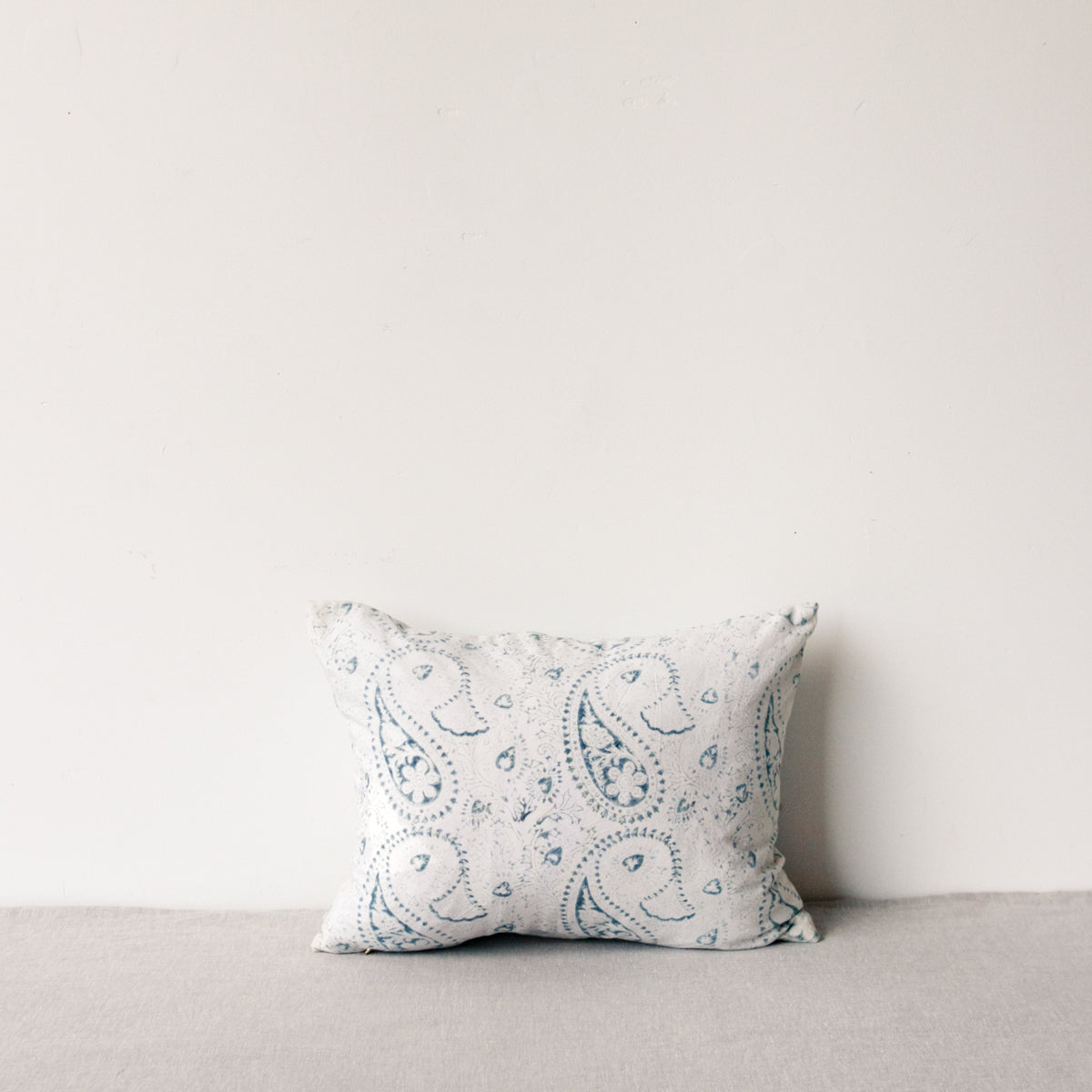 Housse de coussin imprimée en édition limitée | Leonie Indigo