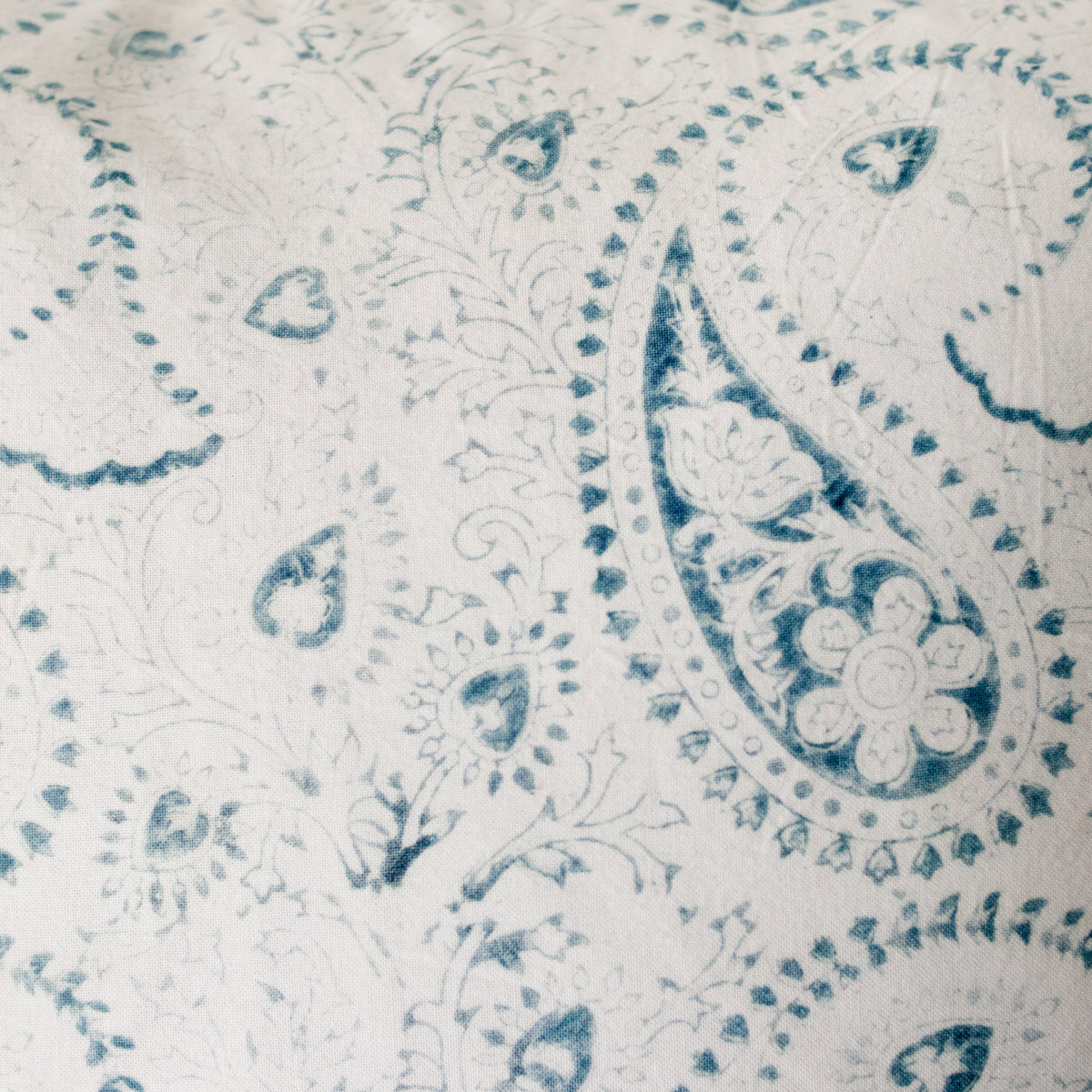 Housse de coussin imprimée en édition limitée | Leonie Indigo