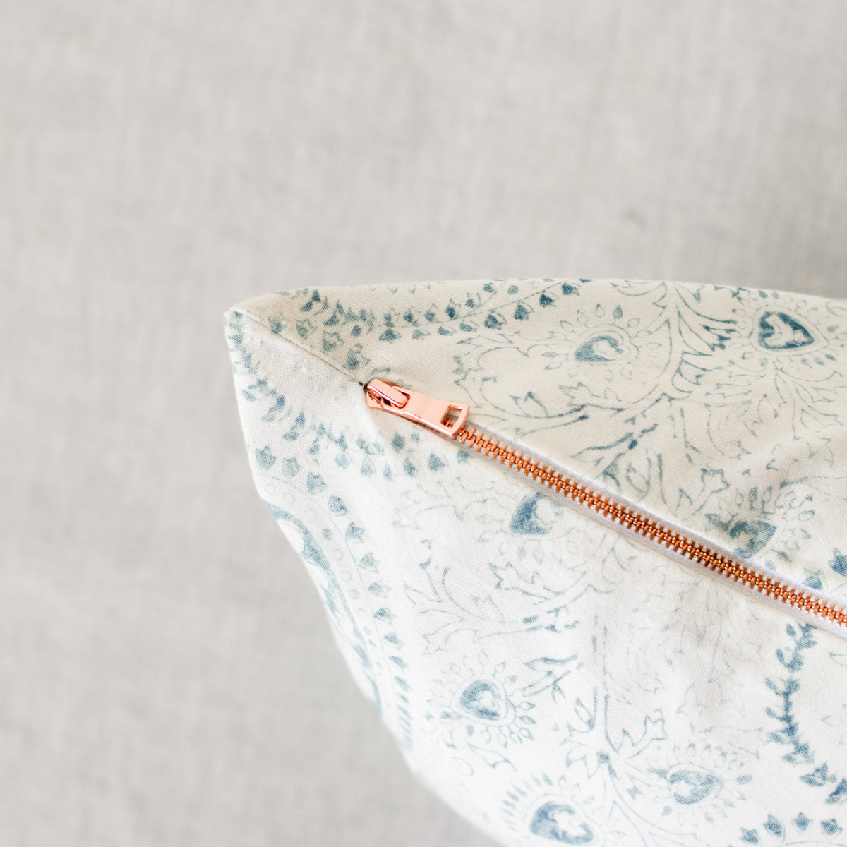 Housse de coussin imprimée en édition limitée | Leonie Indigo