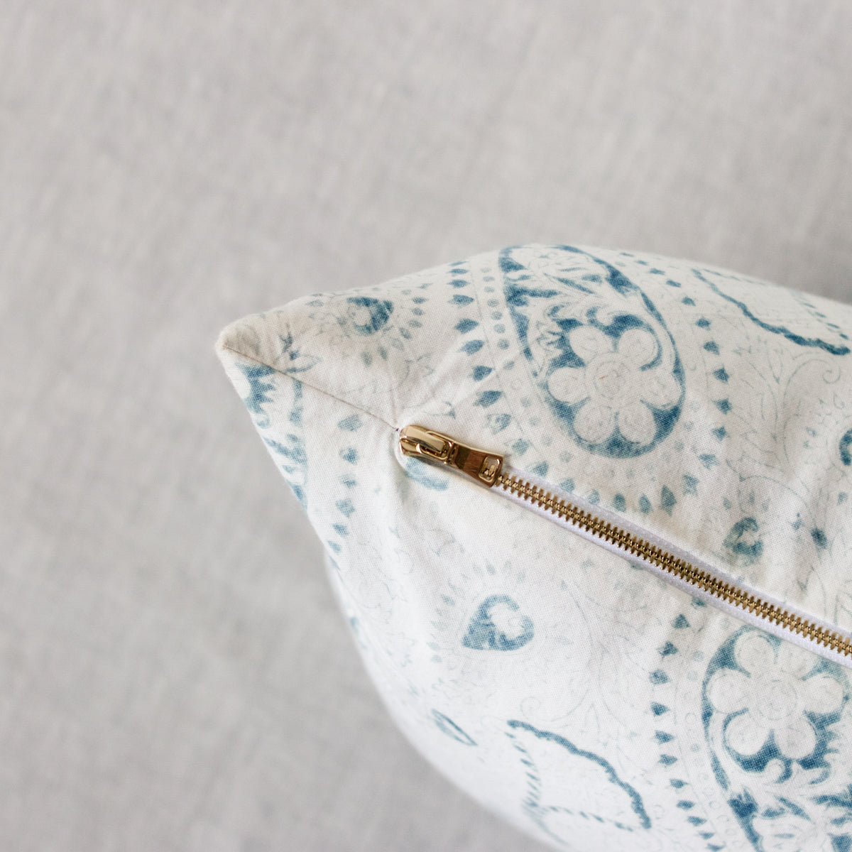 Housse de coussin imprimée en édition limitée | Leonie Indigo