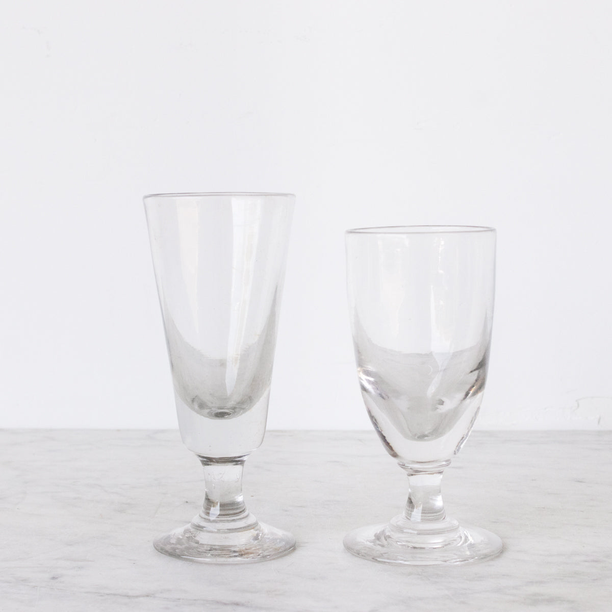 Paire éclectique de verres à absinthe anciens