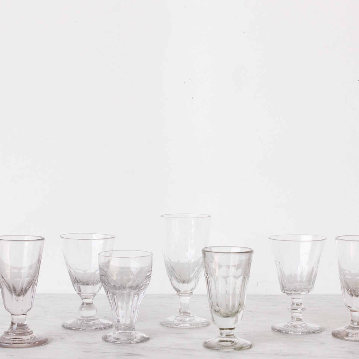 Paire éclectique de verres à absinthe anciens en verre taillé