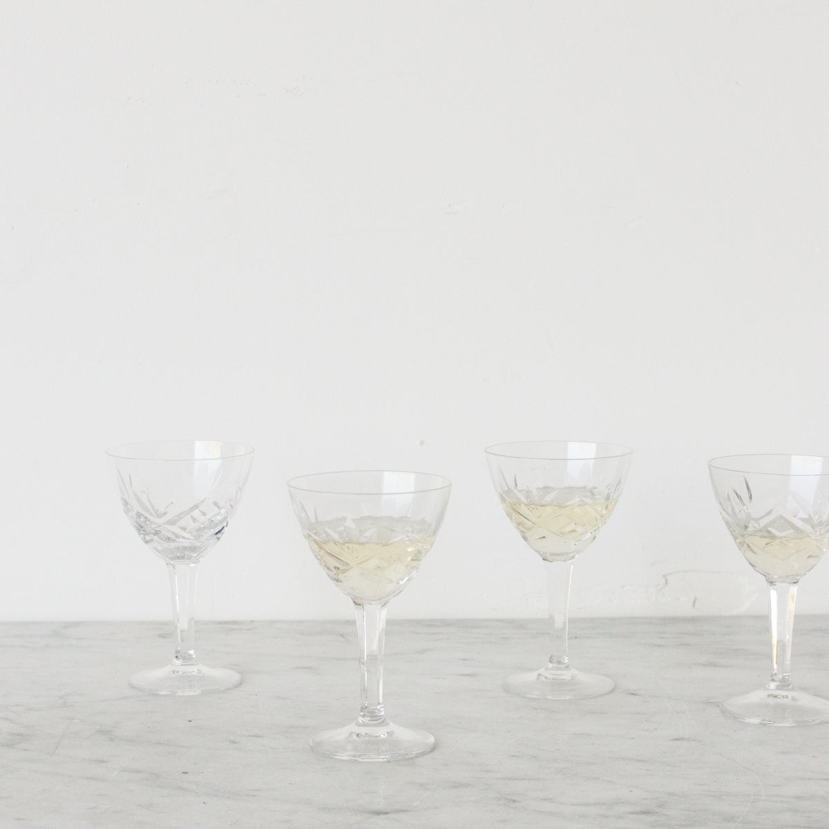 Ensemble de 8 verres à vin en cristal taillé