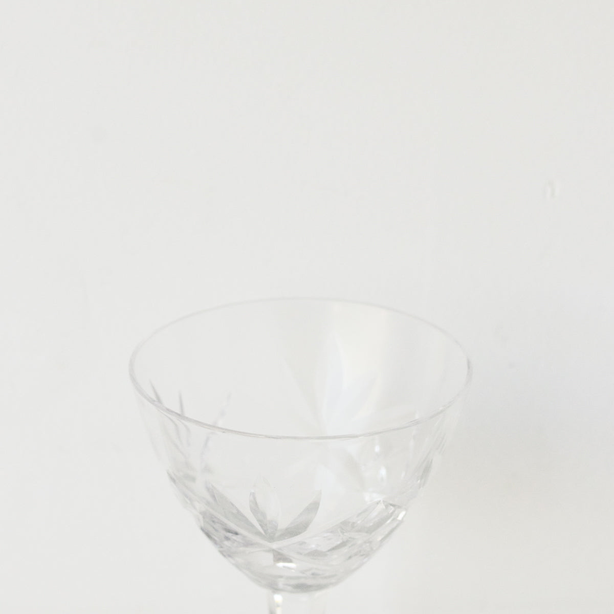 Ensemble de 8 verres à vin en cristal taillé