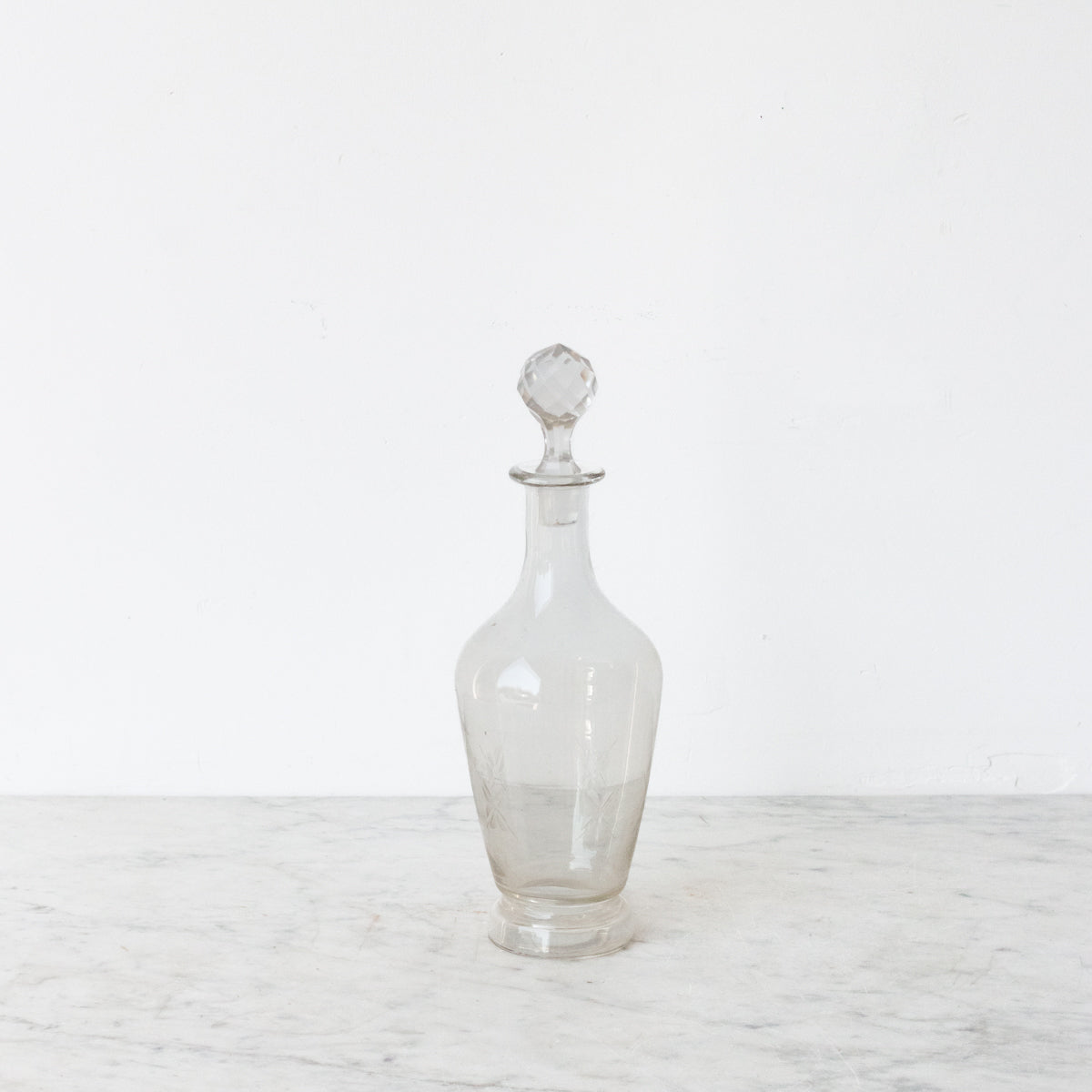Carafe gravée du milieu du siècle