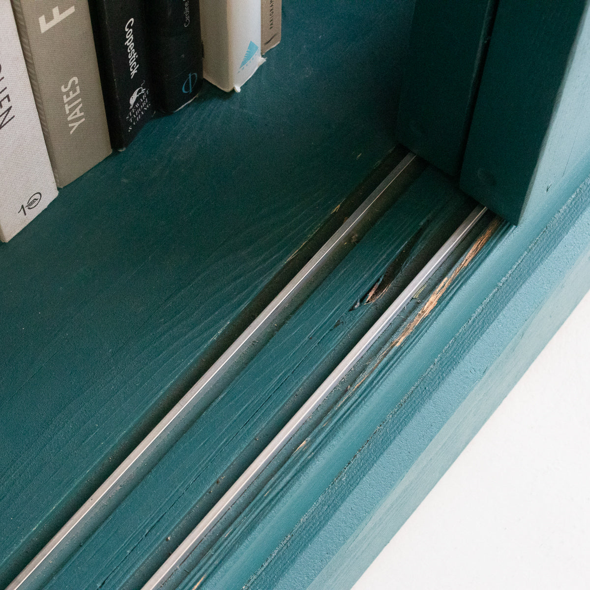 Armoire à portes coulissantes en bois récupéré | Échantillon de sol