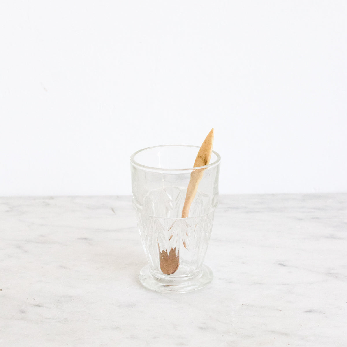 Verre pressé sur pied avec cuillère en os