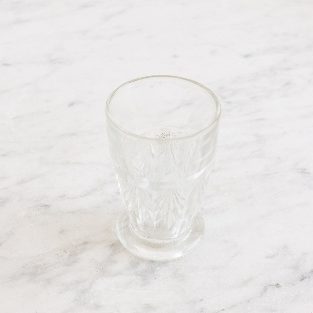Verre pressé sur pied avec cuillère en os