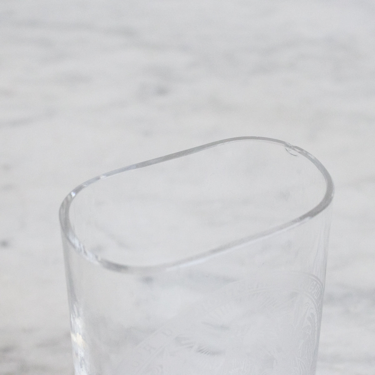 Verre Vichy gravé antique