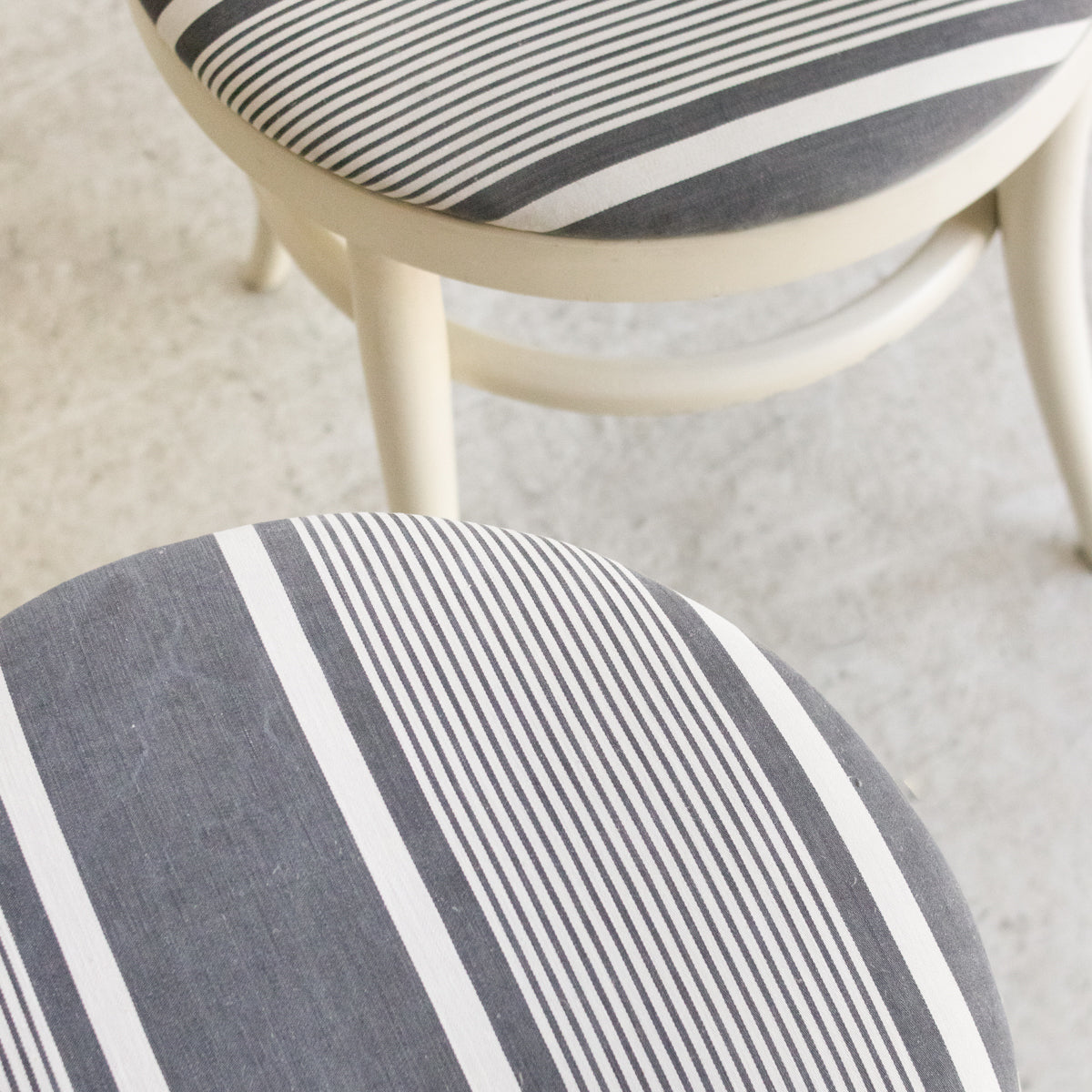Chaise mouette vintage avec assise en coutil