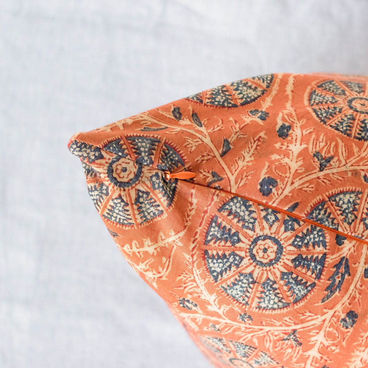 Housse de coussin à imprimé bloc | Karuna Safran