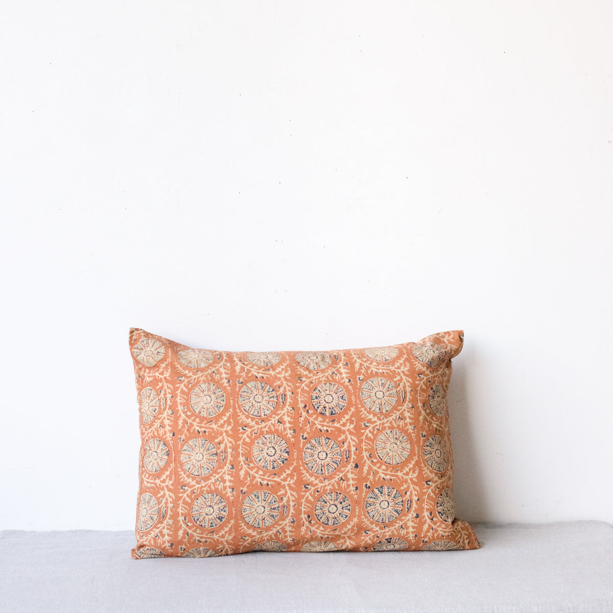 Housse de coussin à imprimé bloc | Karuna Safran