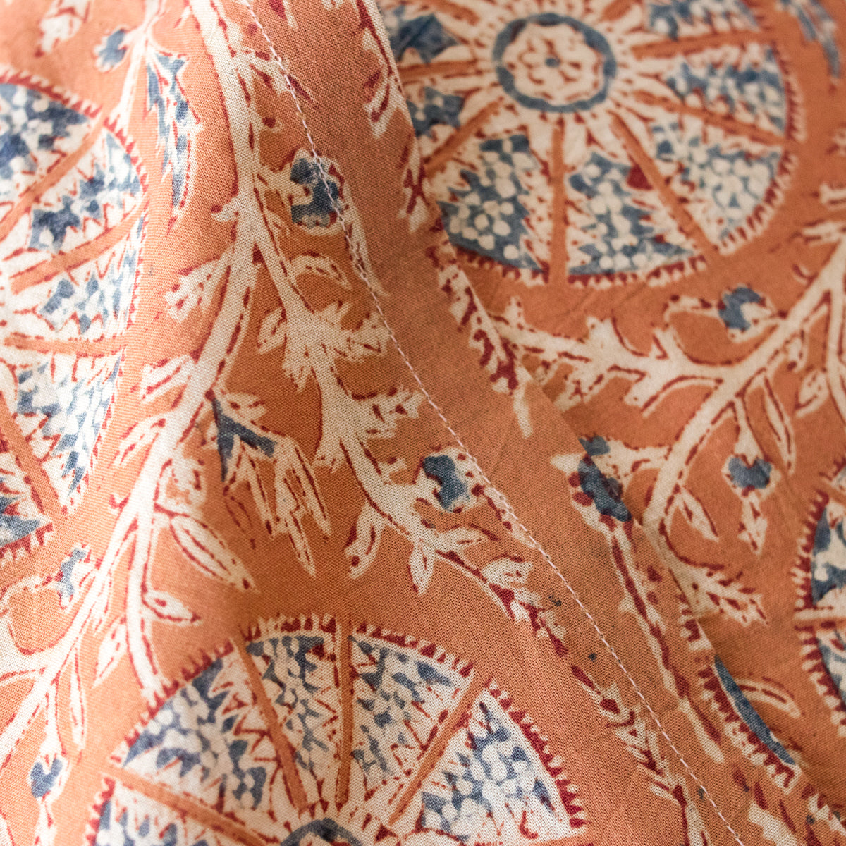 Housse de coussin à imprimé bloc | Karuna Safran