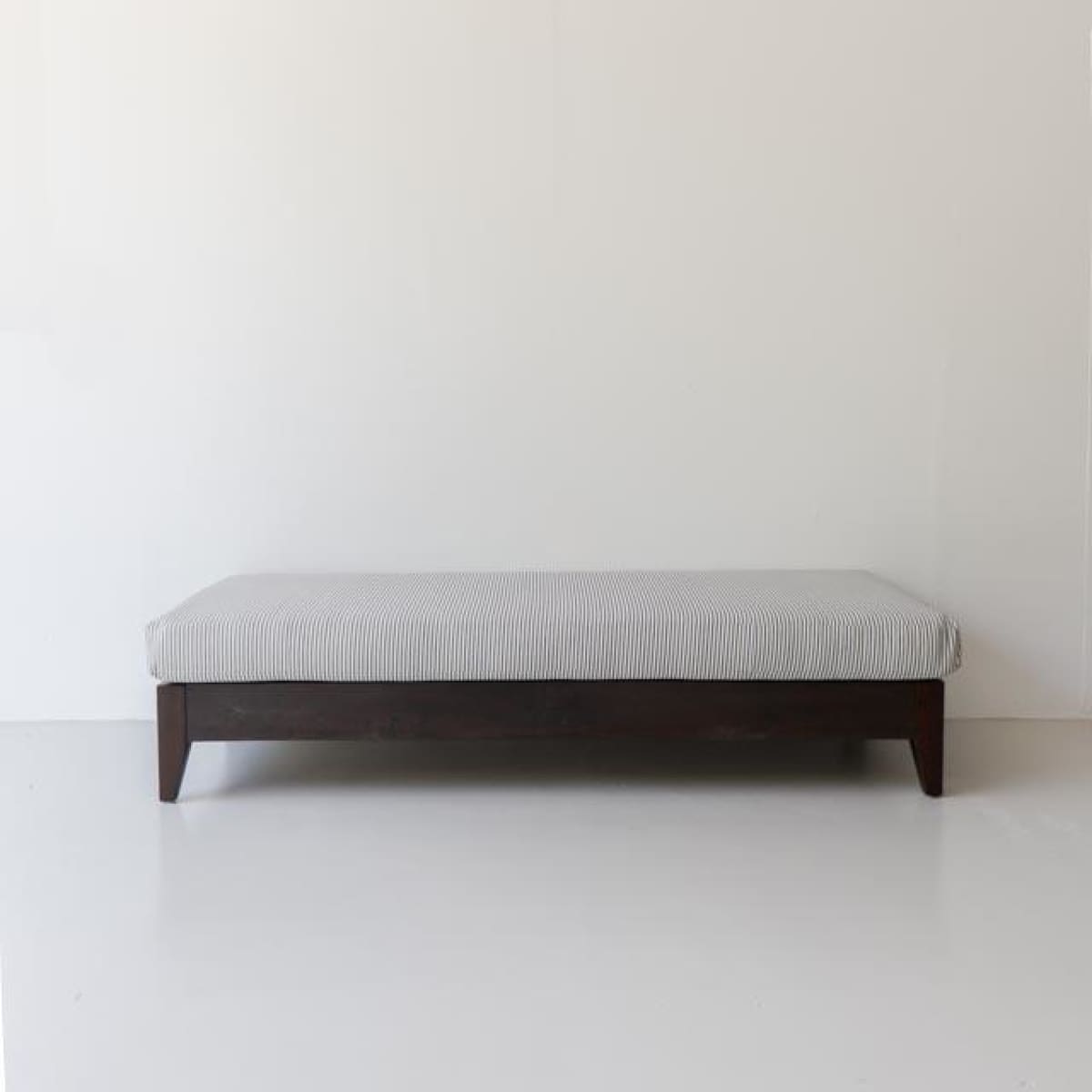 Chaise longue marocaine en bois recyclé avec coussin en coutil | Échantillon de sol