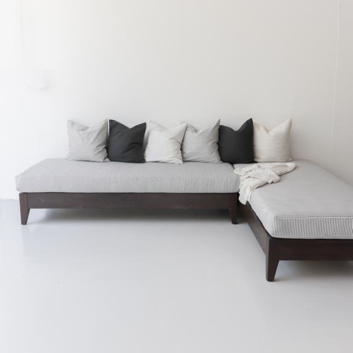 Chaise longue marocaine en bois recyclé avec coussin en coutil | Échantillon de sol