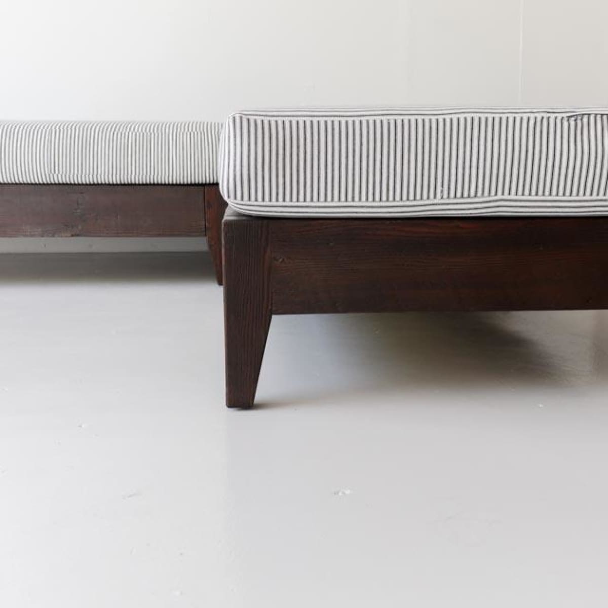 Chaise longue marocaine en bois recyclé avec coussin en coutil | Échantillon de sol