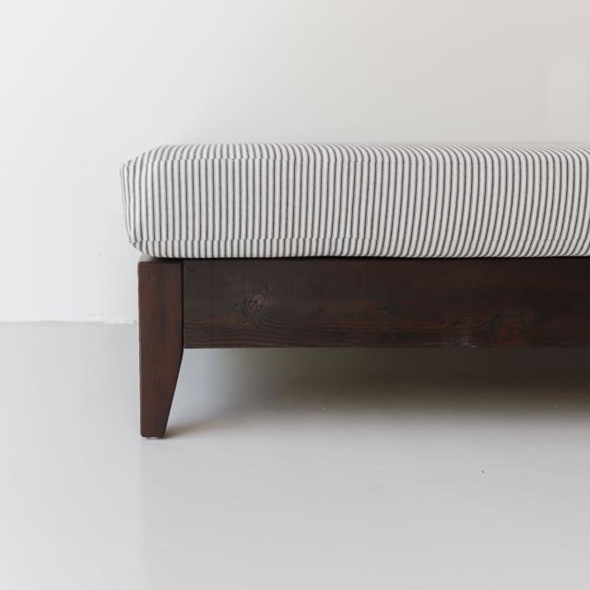 Chaise longue marocaine en bois recyclé avec coussin en coutil | Échantillon de sol