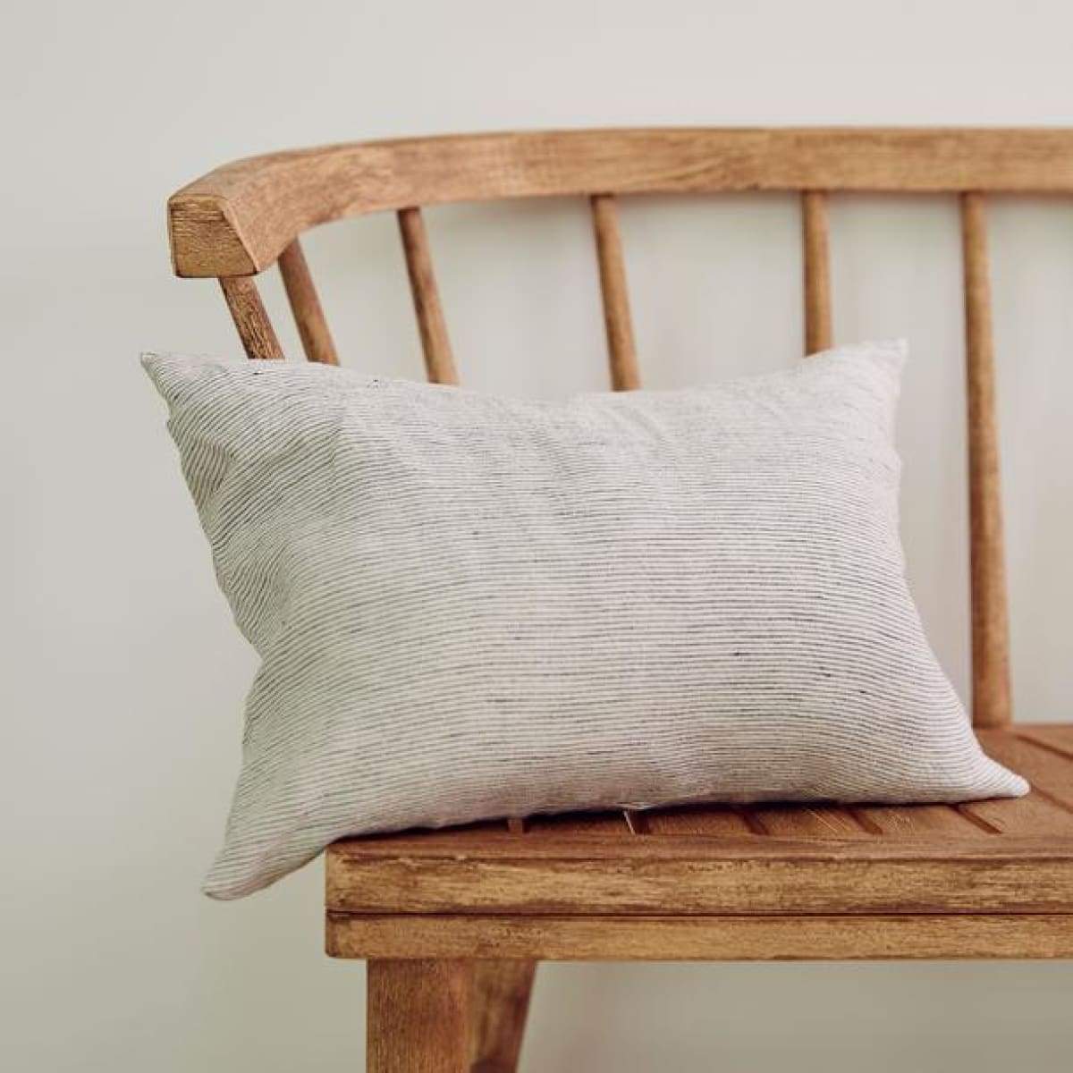 Petit coussin décoratif en lin lavé