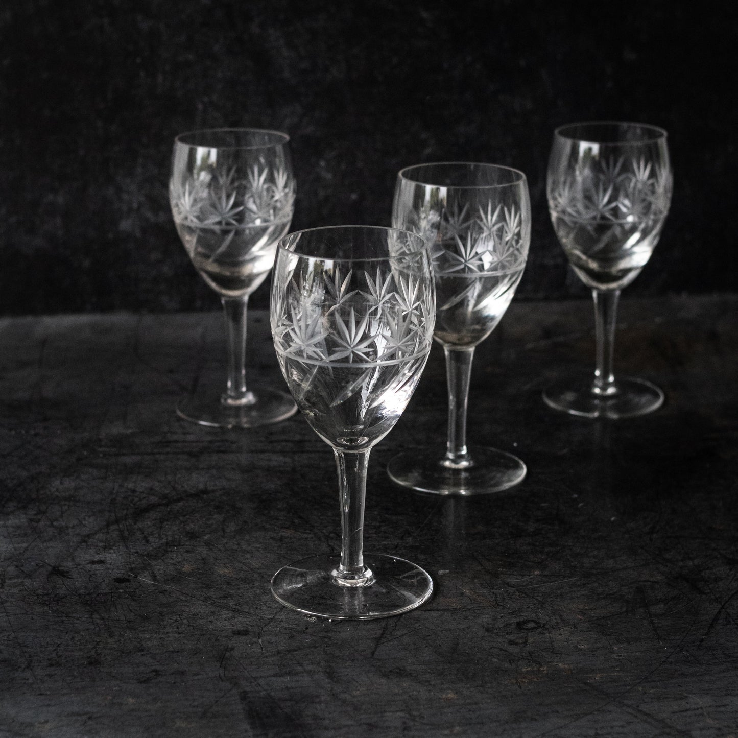 Ensemble de 4 verres à vin en cristal taillé