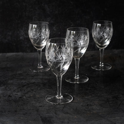 Ensemble de 4 verres à vin en cristal taillé
