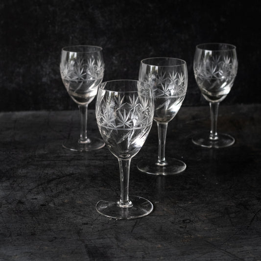 Ensemble de 4 verres à vin en cristal taillé