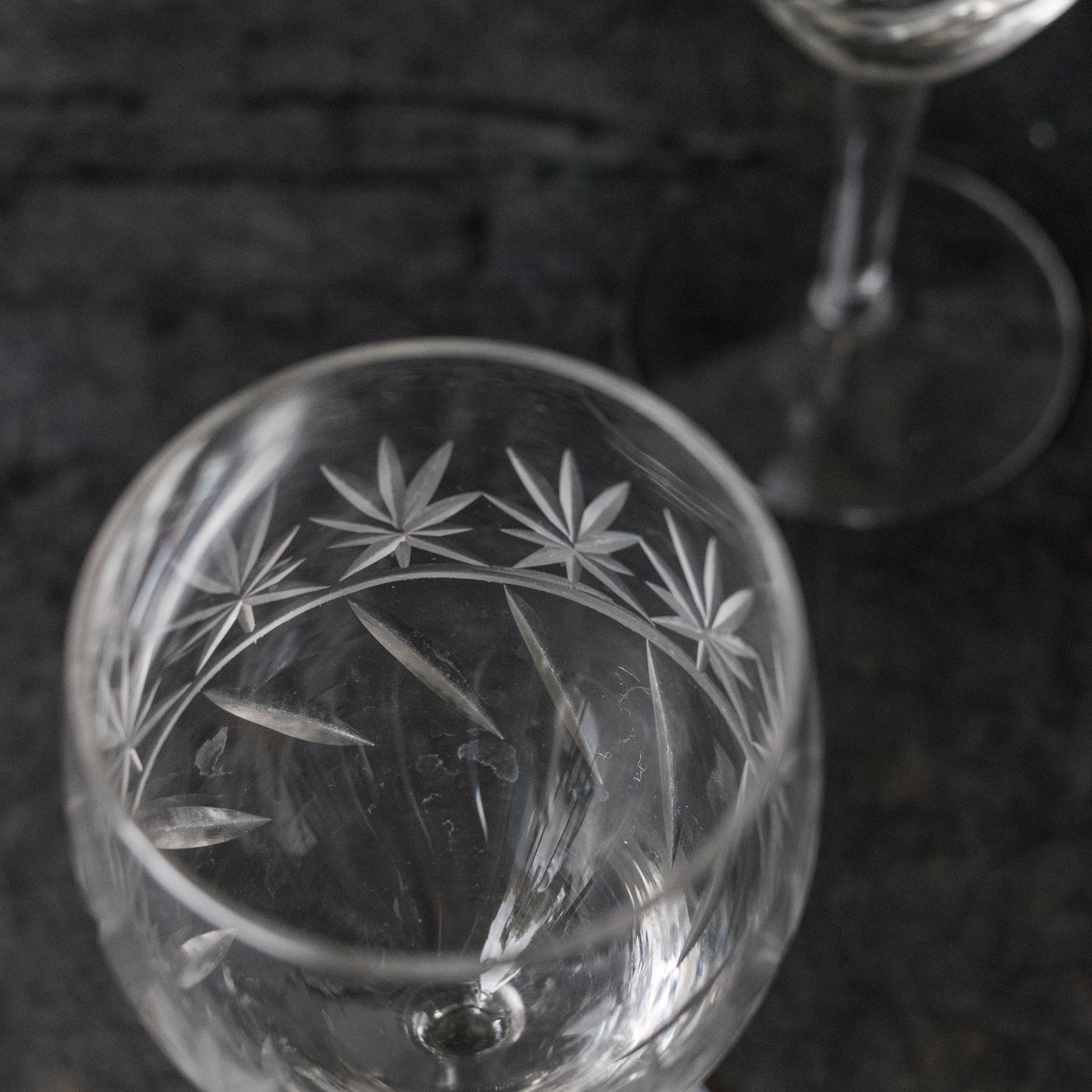 Ensemble de 4 verres à vin en cristal taillé