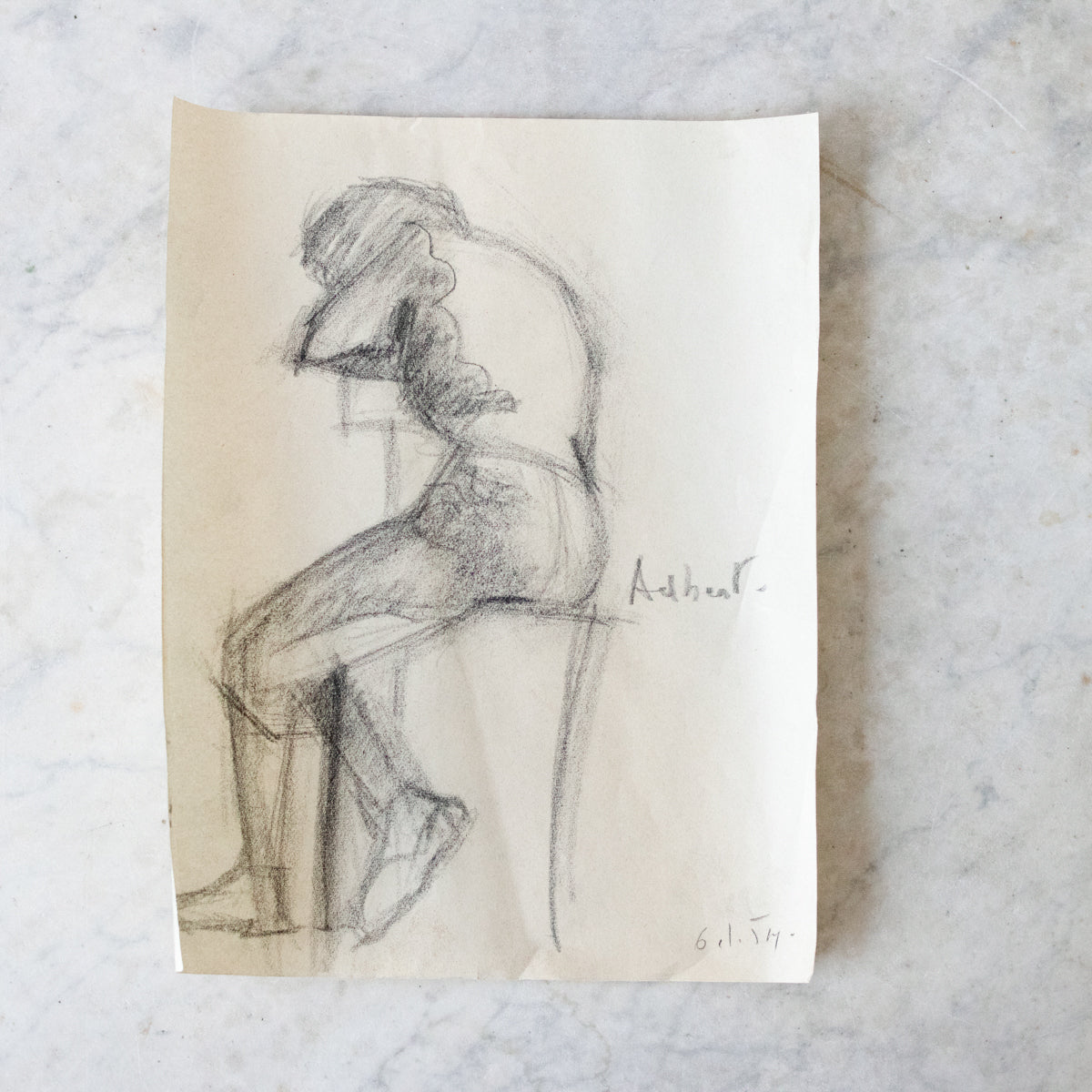 Dessin au fusain d'une figure assise