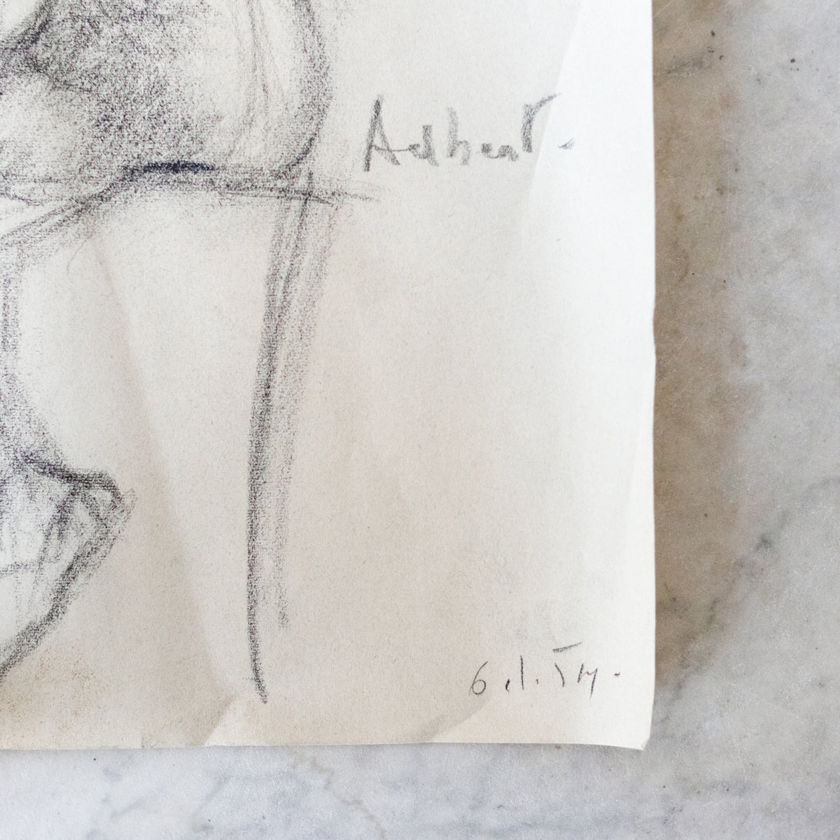 Dessin au fusain d'une figure assise