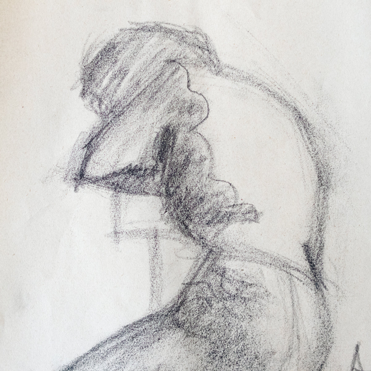 Dessin au fusain d'une figure assise