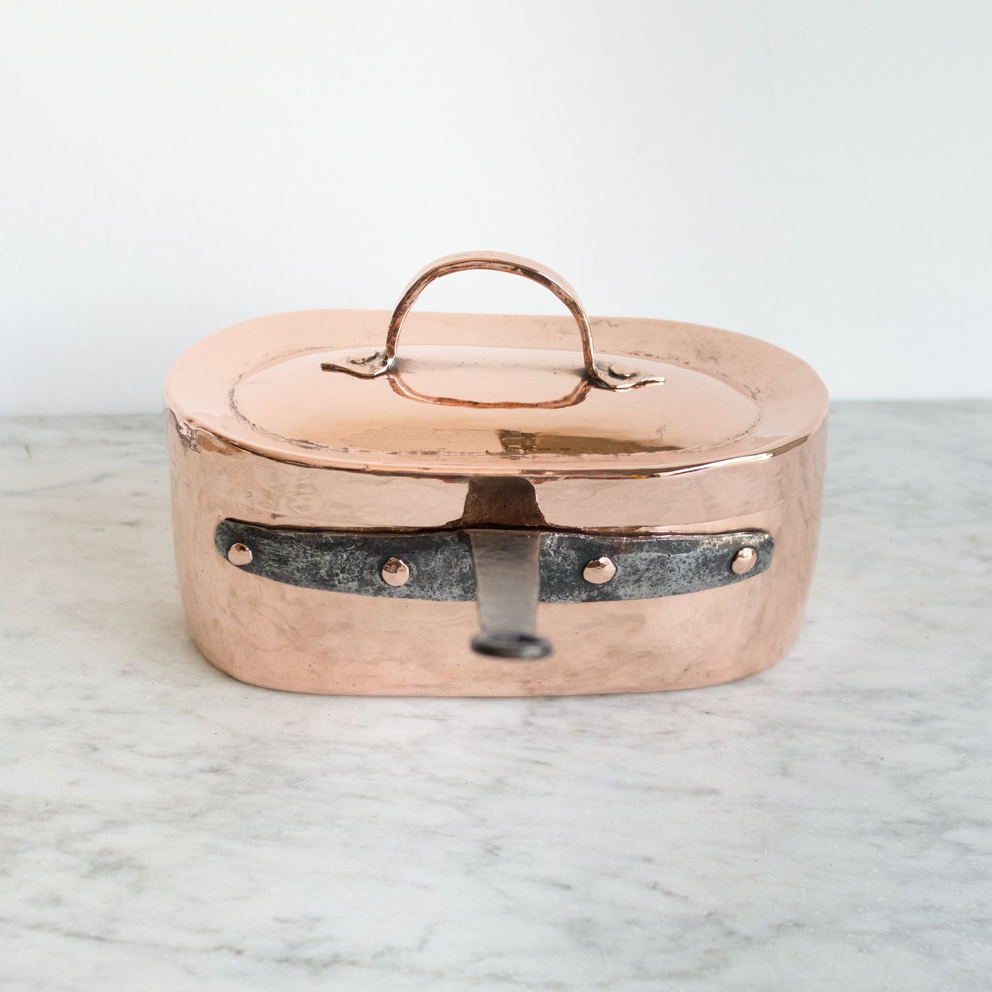 Pot en cuivre antique avec couvercle
