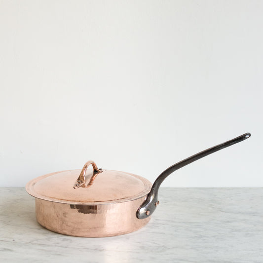 Grande saucière en cuivre avec couvercle