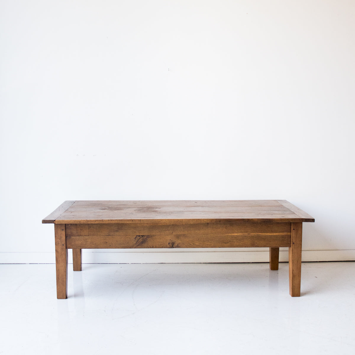 Table basse antique en noyer