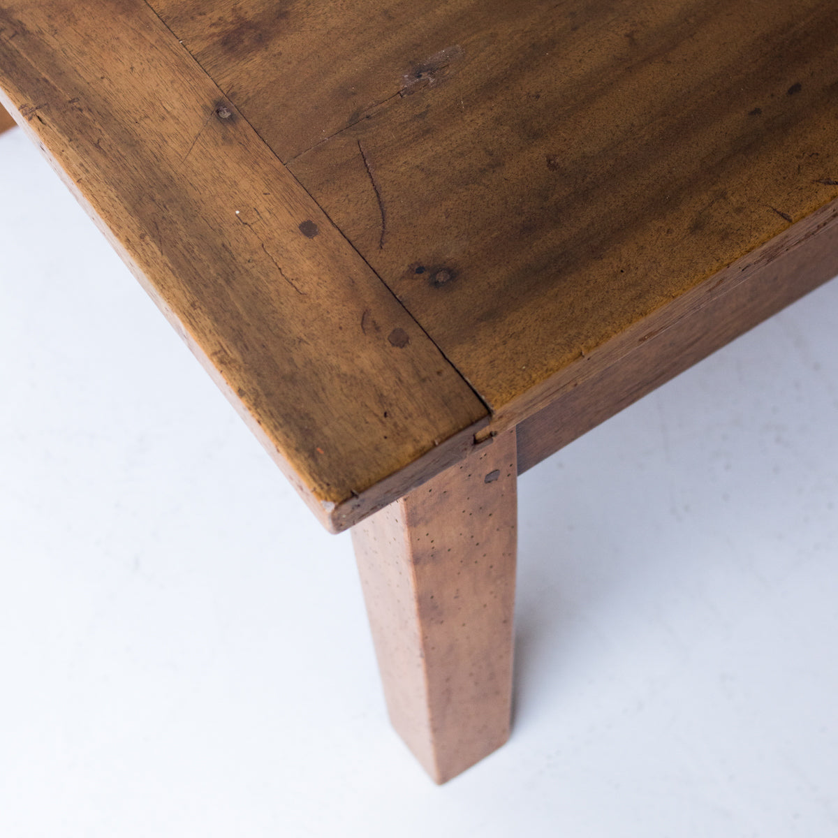 Table basse antique en noyer