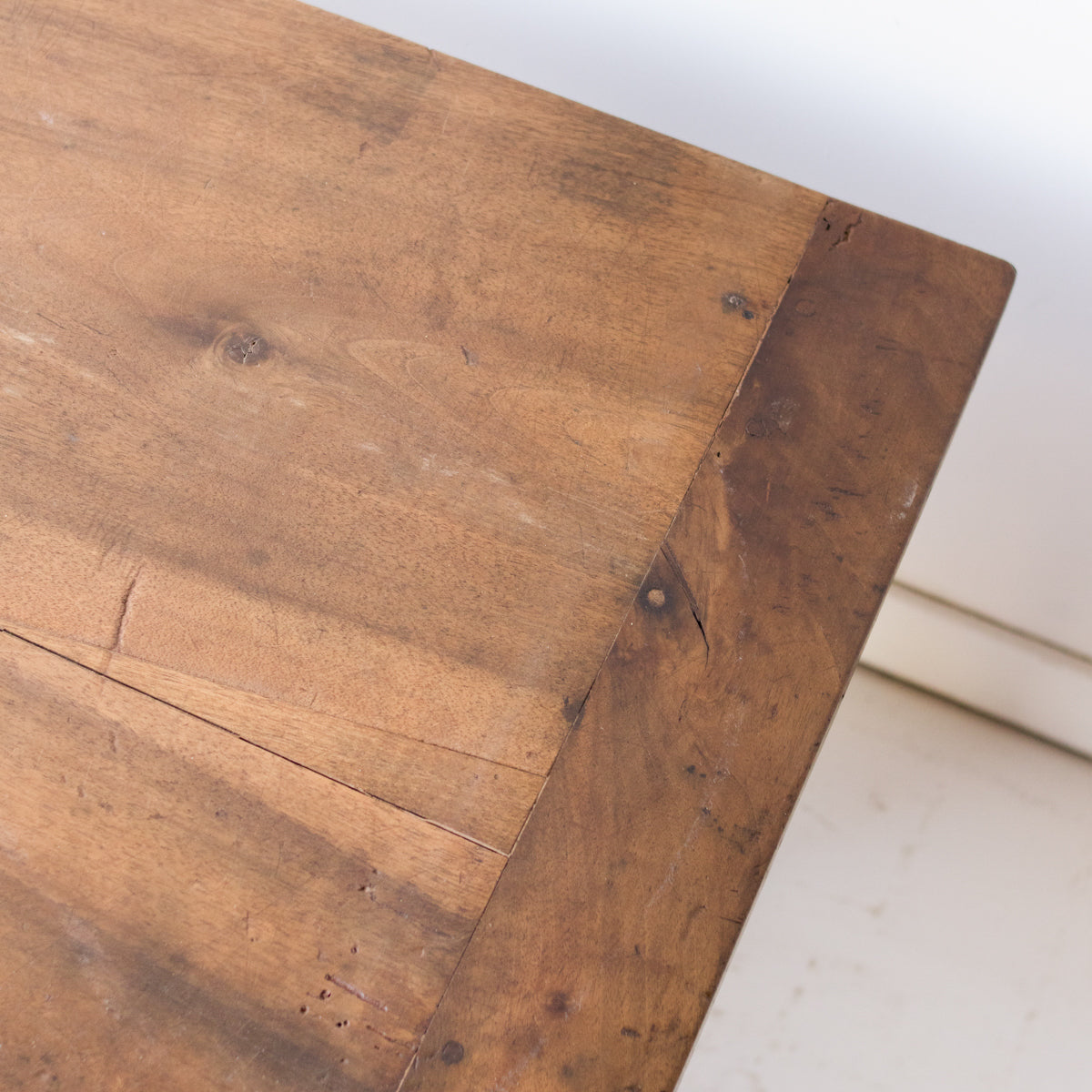 Table basse antique en noyer